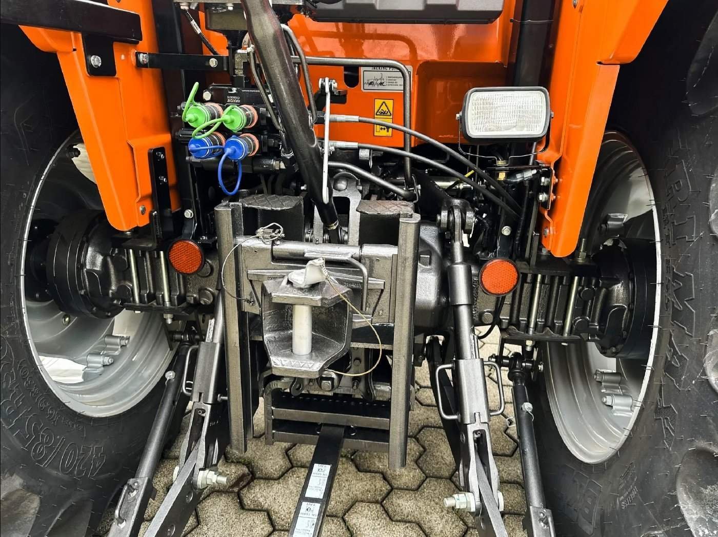 TAFE 7515 GE Traktor 74 PS Diesel – Allrad Kompakttraktor mit 12/12 Wendegetriebe